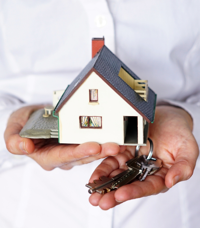 Maquette de maison et clés présentées pour une vente immobilière