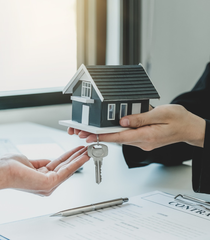 Remise des clés d’une maison lors d’une transaction immobilière